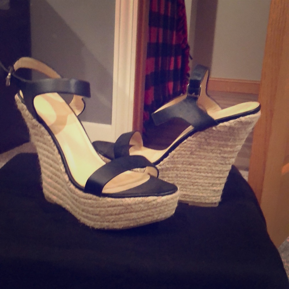Black wedges